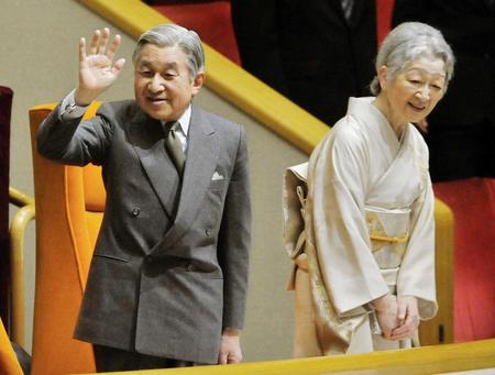 　大相撲初場所の観戦に訪れ、手を振られる天皇陛下と皇后さま＝２０１１年１月９日、両国国技館（共同）