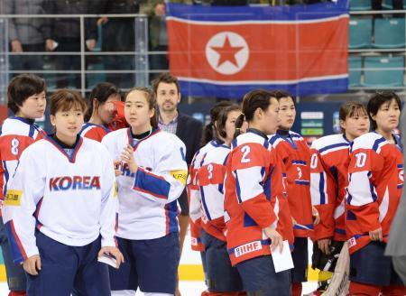 　昨年４月、韓国でアイスホッケー女子の試合を行った北朝鮮（右側）と韓国の選手たち（共同）