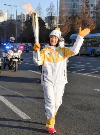 　平昌冬季五輪の聖火リレーに参加し、笑顔で手を振る上村愛子さん＝１２日、韓国・仁川（共同）