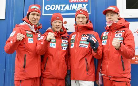 　遠征先で取材に応じるジャンプ男子の平昌冬季五輪代表。左から葛西紀明、小林潤志郎、竹内択、小林陵侑＝１２日、バートミッテルンドルフ（共同）