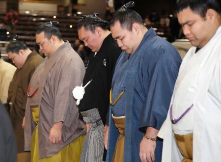 　大相撲初場所の土俵祭りに出席した横綱白鵬関（左から３人目）ら＝１３日午前、東京・両国国技館
