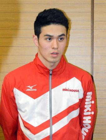 　小関也朱篤選手からの暴行について取材に応じる競泳男子の天井翼選手＝１４日、東京都内