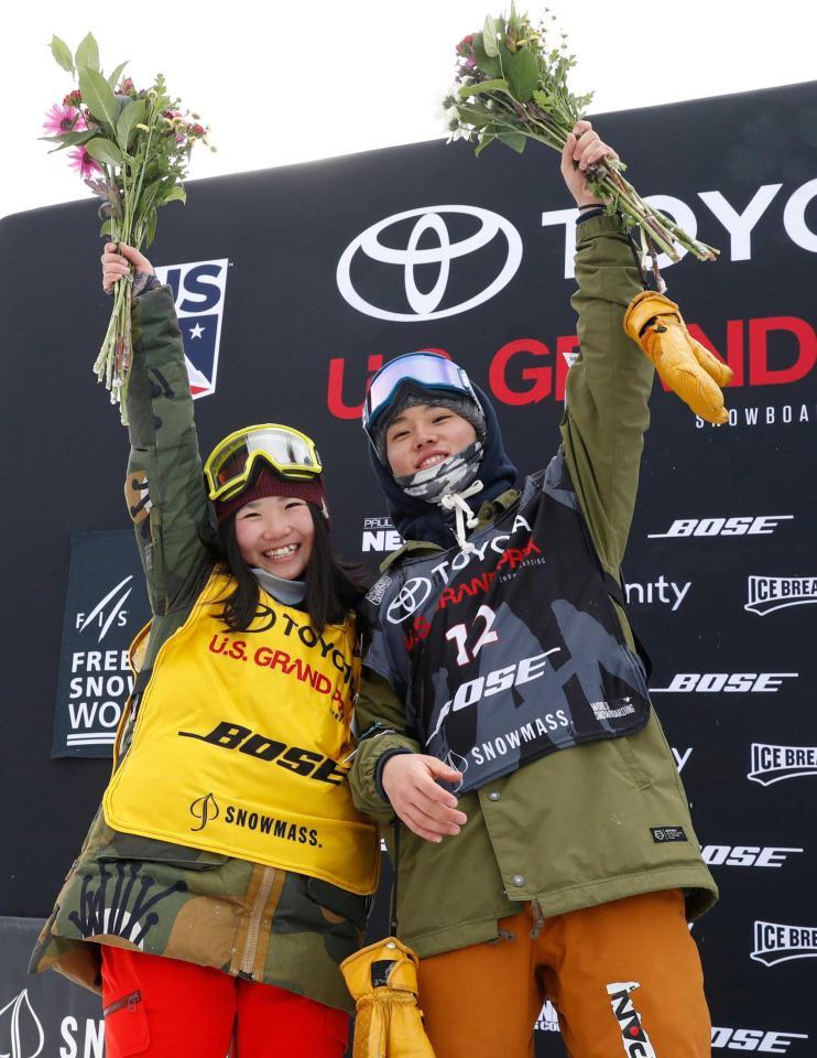 　スロープスタイル決勝で共に２位となり、表彰台で喜ぶ男子の国武大晃（右）と女子の岩渕麗楽