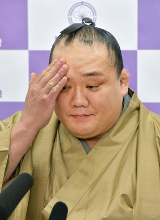 　引退会見をする元幕内北太樹の小野川親方＝１５日、両国国技館