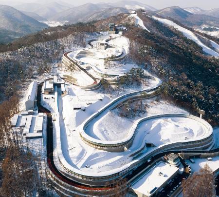 　平昌五輪でスケルトンなどのそり競技が行われる五輪スライディングセンター＝２０１７年１１月、平昌