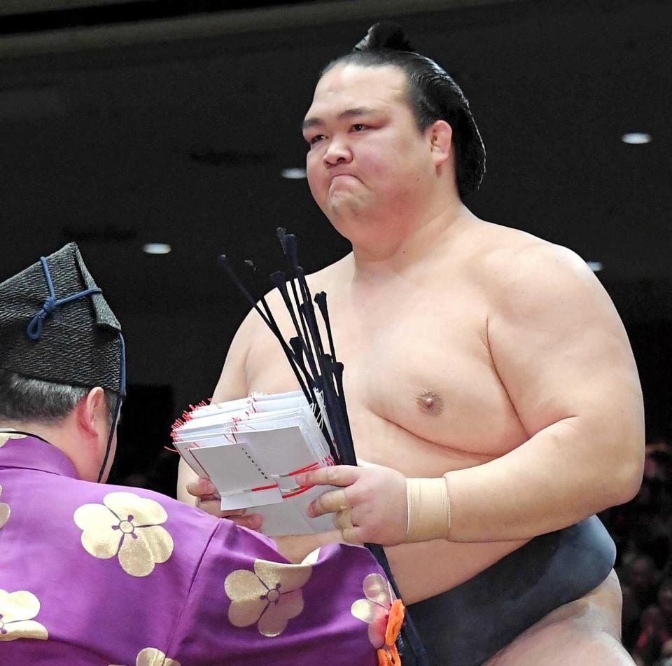 　懸賞金を手にする稀勢の里