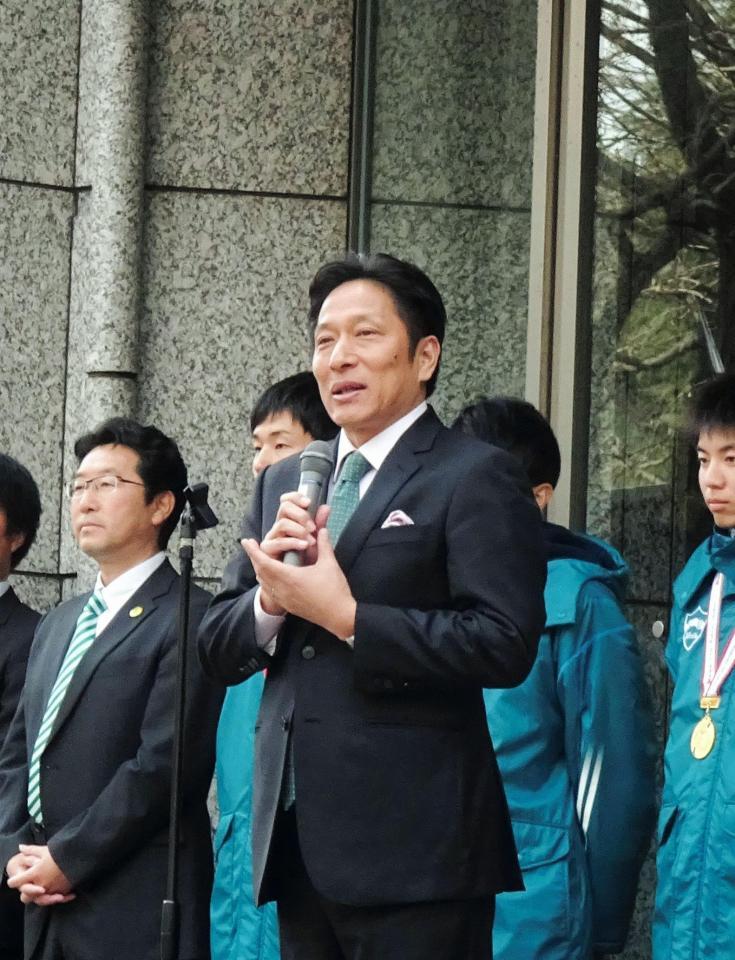 箱根駅伝４連覇を青山キャンパスで報告する青学大・原晋監督（中央）