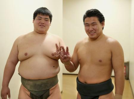 　前相撲でともに２勝目を挙げ、笑顔で写真撮影に応じる納谷（左）と豊昇龍＝両国国技館