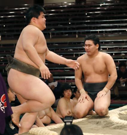　前相撲で対戦し、白星を挙げた納谷（左）と敗れて悔しそうな豊昇龍＝１８日、東京・両国国技館