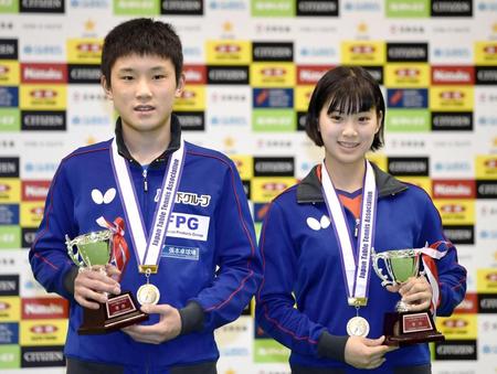 　ジュニアの部シングルスで初優勝した男子の張本智和（左）と女子の長崎美柚＝東京体育館