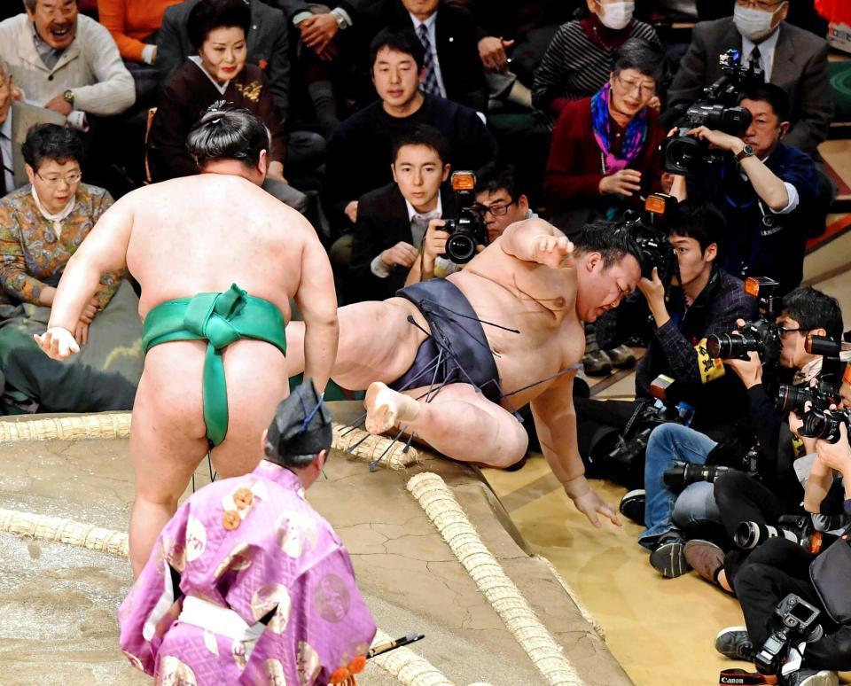 　嘉風（左）に押し倒しで敗れる稀勢の里