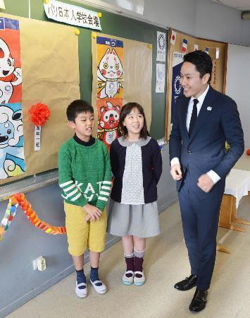 東京五輪マスコットに投票 パリ日本人学校の児童