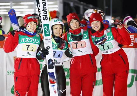　女子団体で２連勝し、喜ぶ（左から）伊藤、高梨、岩渕、勢藤の日本チーム＝蔵王