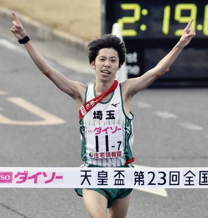 　７区で逆転し、指を突き上げゴールする埼玉のアンカー・設楽悠太＝広島・平和記念公園