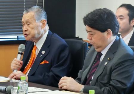 　調整会議であいさつする２０２０年東京五輪・パラリンピック組織委の森喜朗会長（左）＝２４日午前、東京・永田町