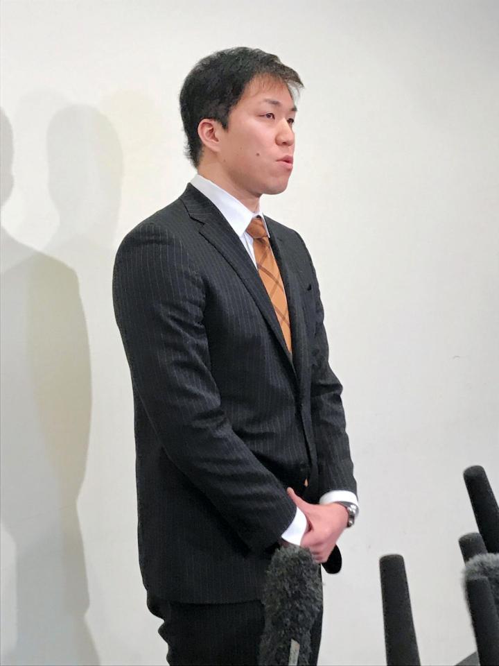 謝罪会見を行う小関也朱篤