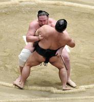 　松鳳山（手前）を寄り切りで下し、優勝を決めた栃ノ心