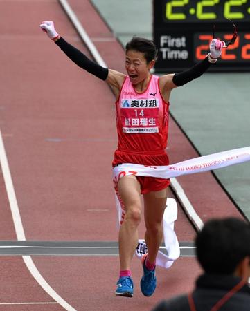 初マラソンで優勝の松田瑞生＝ヤンマースタジアム長居（撮影・持木克友）