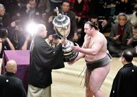 初優勝し、八角理事長（左）から賜杯を受け取る栃ノ心＝両国国技館