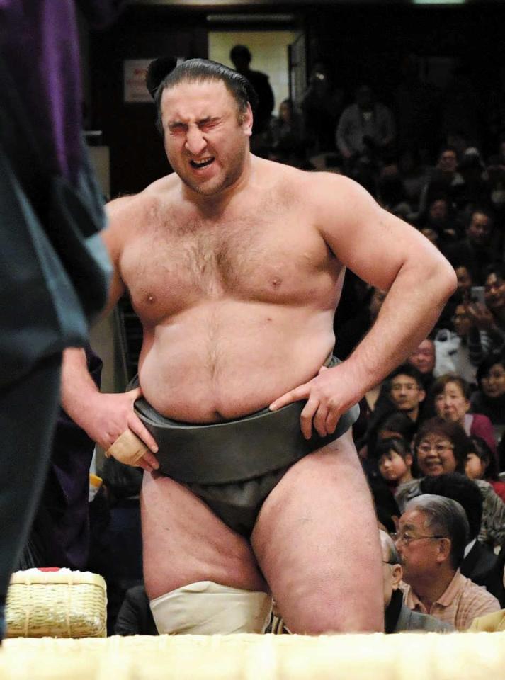 　初優勝を決め土俵下で喜びをかみしめる栃ノ心