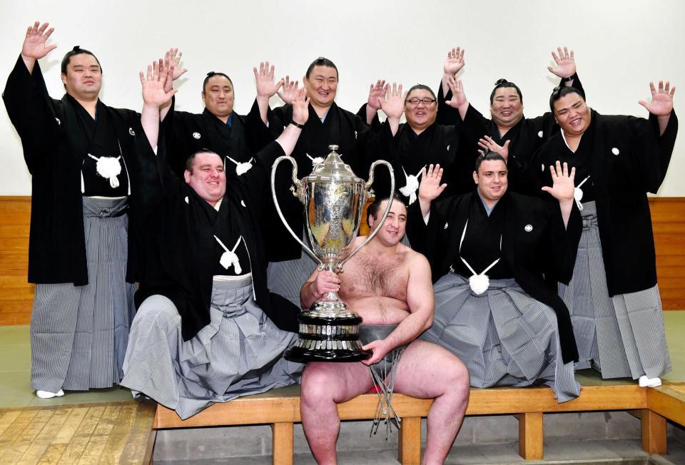 　一門の力士に祝福され笑顔を見せる栃ノ心（中央）