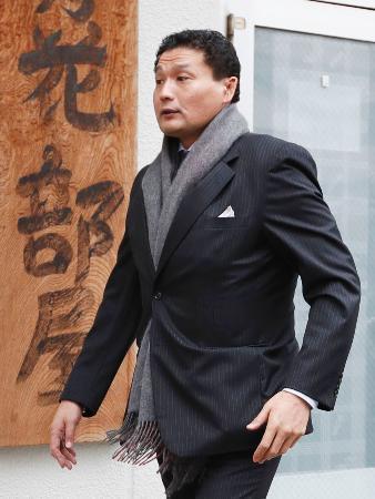 　部屋を出る貴乃花親方＝１日午前、東京都江東区