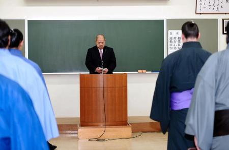 相撲教習所卒業式、入所式であいさつをする八角理事長