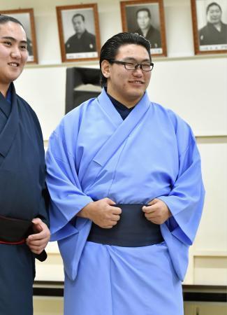 　相撲教習所の入所式を終え、笑顔を見せる豊昇龍＝１日午後、東京・両国国技館