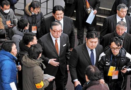 　理事選を終え、記者に囲まれながら引き揚げる阿武松親方