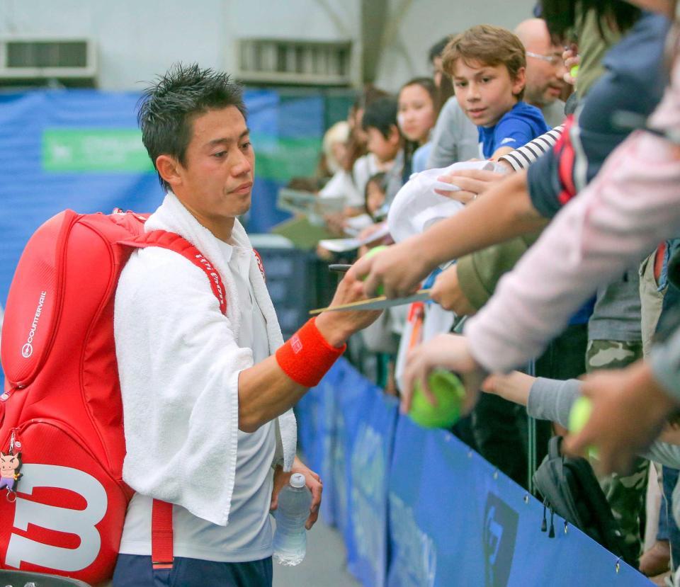 　準決勝進出を決め、ファンにサインする錦織圭（共同）