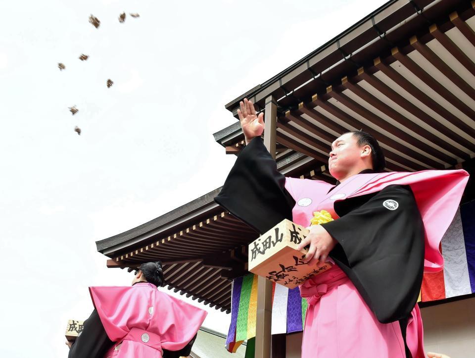 豆まきを行う白鵬（右）。左は稀勢の里＝成田山新勝寺