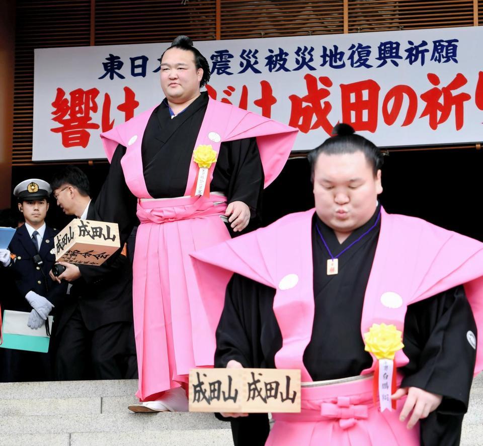 豆まきへ向かう白鵬（右）と稀勢の里（撮影・中田匡峻）