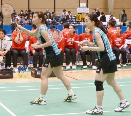 　女子ダブルスで勝利した日本ユニシスの高橋礼（左）、松友組＝墨田区総合体育館