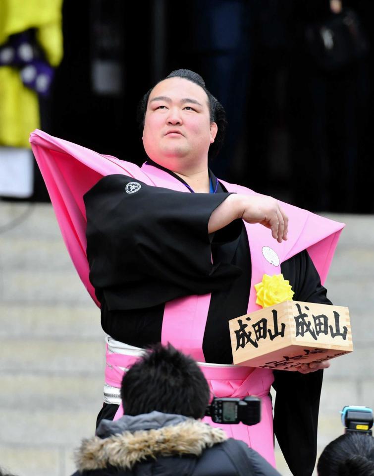 　豆まきを行う稀勢の里