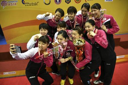 　バドミントンのアジア団体選手権で優勝し、金メダルやトロフィーを手に自撮りする奥原希望（左端）ら日本の選手たち＝１１日、アロースター（ゲッティ＝共同）