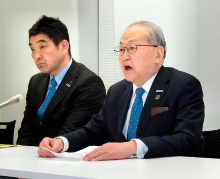 ラグビー・トップリーグの規約改定について説明する高島正之チェアマン（右）＝東京都新宿区