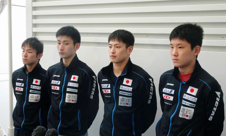 Ｗ杯団体戦に向けて出発した日本男子の（左から）丹羽、上田、大島、張本＝羽田空港