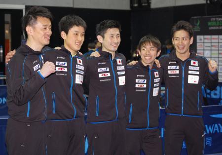 　決勝進出を決めた日本の（左から）倉嶋洋介監督、張本智和、上田仁、丹羽孝希、大島祐哉＝ロンドン（共同）