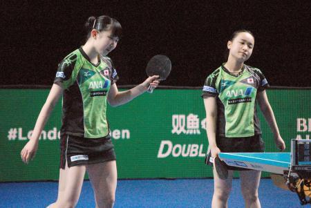 　女子決勝の第１試合ダブルスで中国ペアに敗れた伊藤（右）、早田組＝ロンドン（共同）