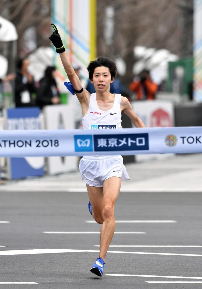 　日本新記録となる２時間６分１１秒でゴールする設楽悠太。日本勢最高の２位に入った