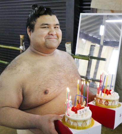 　２８歳の誕生日を迎え、ケーキを手に笑顔の大関高安＝２８日、大阪市港区の田子ノ浦部屋宿舎