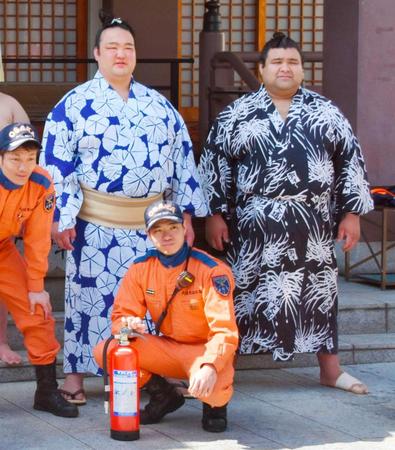 　田子ノ浦部屋の消防訓練に参加した稀勢の里（奥左）と高安（共同）