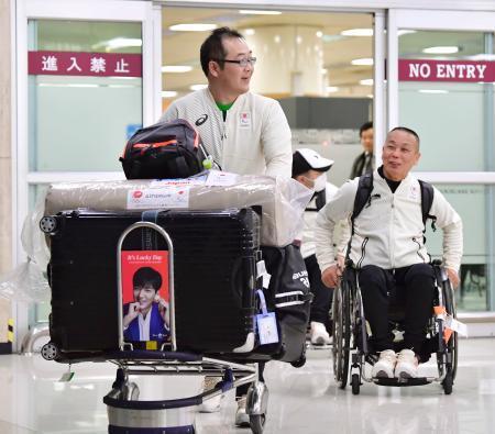 　韓国・金浦空港に到着した、日本選手団主将を務めるパラアイスホッケーの須藤悟選手（手前）ら＝３日（共同）
