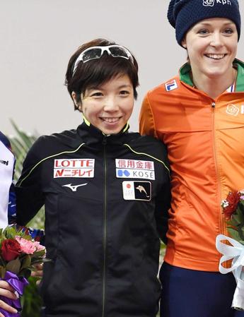 　女子５００メートル１回目で１位となり、笑顔の小平奈緒（左）＝ともに共同