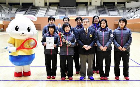 　安道光二日本ソフトテニス連盟会長（前列中央）と団体戦女子優勝のワタキューセイモアのメンバー　