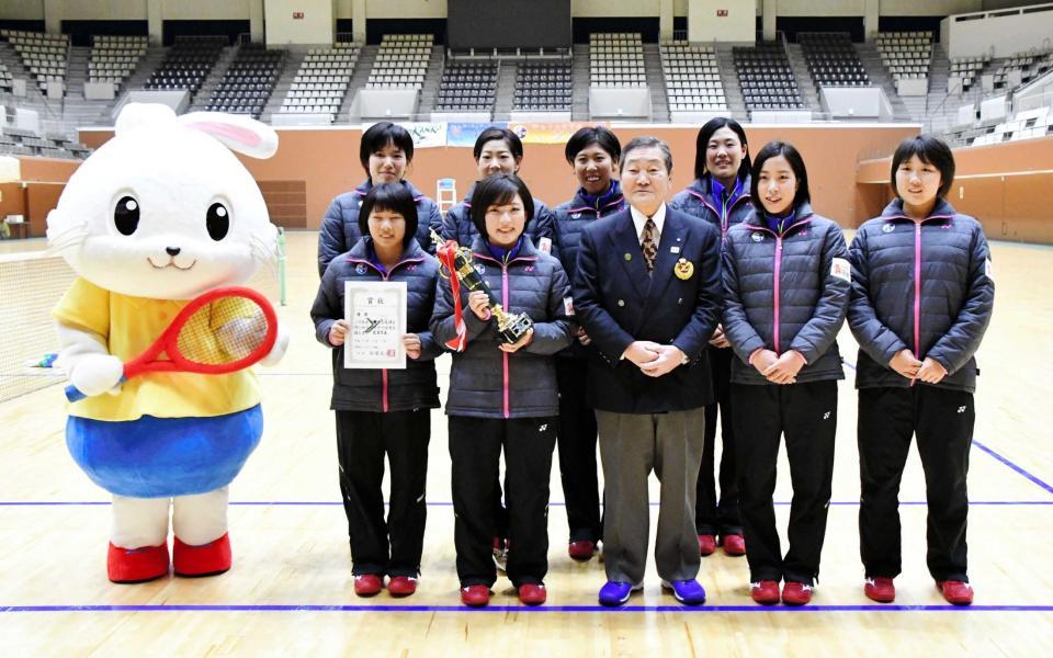 　安道光二日本ソフトテニス連盟会長（前列中央）と団体戦女子優勝のワタキューセイモアのメンバー　