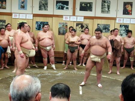 玉鷲（左）と三番稽古を行った高安