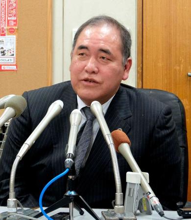 　日本レスリング協会の倫理委を終え、報道陣に対応する金森仁弁護士（共同）