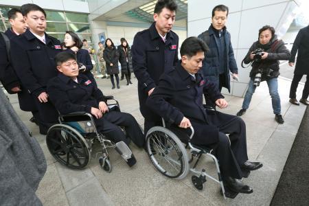 　平昌冬季パラリンピックに参加するため韓国に到着した北朝鮮選手＝７日、韓国・坡州（共同）
