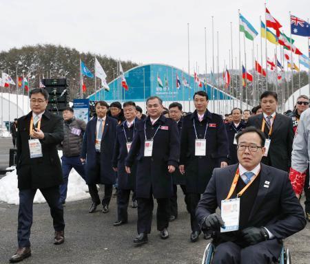 　平昌冬季パラリンピックの選手村に到着した北朝鮮代表団の金文哲団長（中央）ら＝７日、韓国・平昌（共同）